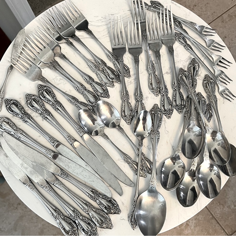 36 piece Distinction Deluxe XXXI Stainless Silverware by Oneida